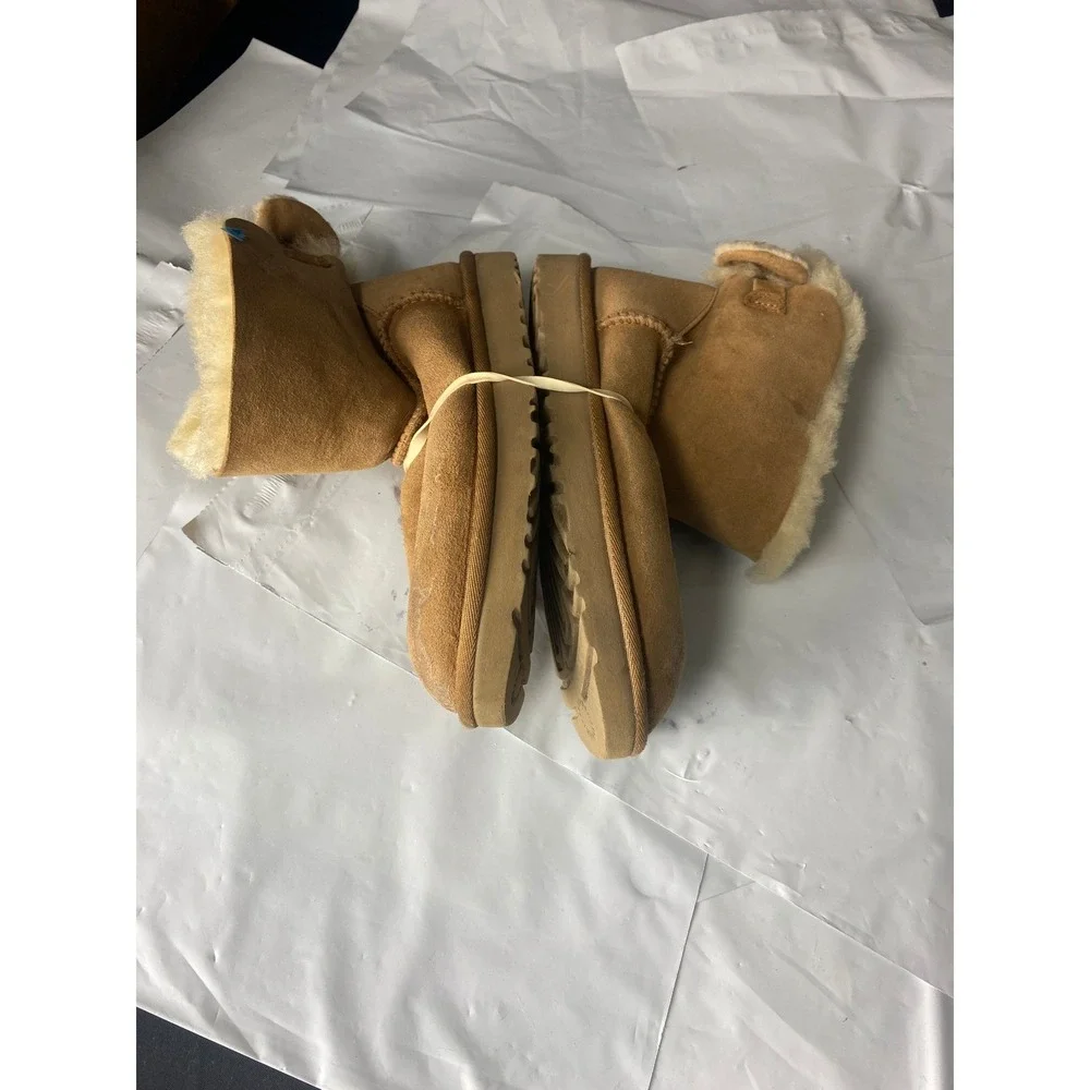 UGG Australia Kids Classic Short Boots Tan Suede‎ Sheepskin Lined Size 6